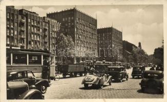 Budapest VII. Madách tér, villamos, automobilok; Képzőművészeti Alap Kiadóvállalat