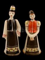 Hollóházi népviseletes pár, kézzel festett, jelzett, apró kopásnyomokkal, m: 11 ill. 12 cm