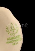 Hollóházi népviseletes pár, kézzel festett, jelzett, apró kopásnyomokkal, m: 11 ill. 12 cm