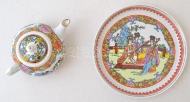 Kisméretű, keleti életképekkel díszített kínai porcelán teás készlet 4 személyre: kanna, m: 7 cm, 4 ...