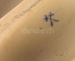 Kalapos hölgy virágos ruhában figurális porcelán, kézzel festett, jelzett(két kardos), hibátlan, m: ...