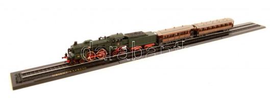 Minitrans 1/220, Orient-Express kisméretű vasút makett, műanyag, eredeti, de sérült dobozában, egyébként jó állapotban, hiánytalan, 17x17 cm.