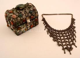 Féldrágakövekkel(aventurin, karneol, stb.) kirakott fém ékszertartó dobozka, belsejében plüss béléssel, bizsu nyakékkel, 10x8x8 cm
