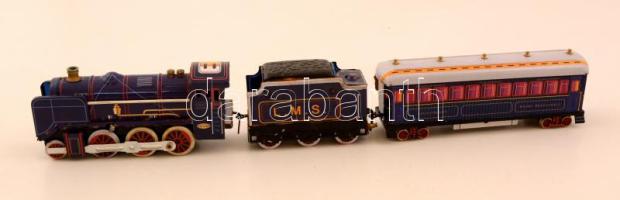 Vasúti modellek, 3 db, m: 4.5 cm., h: 13.5 cm. és 7 cm. közötti méretben, változó állapotban.