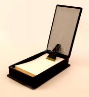 Orvosi jegyzettömb, használatlan papírokkal, bőr tartóban, 16x10x4 cm