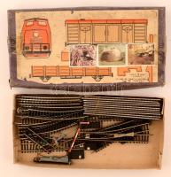 Modellvasúthoz való sínek, váltók és jelzőlámpa eredeti dobozában