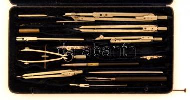 Bayer Reusszeugfabrik 'Reform' körző készlet, némi hiánnyal, eredeti tokban, kisebb kopásokkal, 13x25 cm.