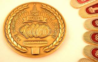 1980 XXII. Moszkvai Nyári Olimpiajátékok emlék zománc kitűzők (24 db), a sportágakat jelképző medve ...