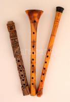 3 db díszesen faragott fa furulya, az egyik dobozzal, különböző méretben