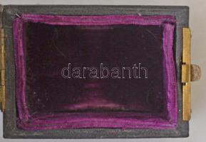Régi ékszertartó dobozka, bársony béléssel, kopásnyomokkal, 6x5,5x4,5 cm