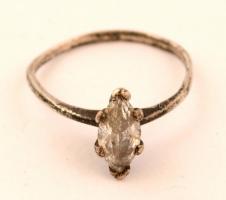 Ezüst(Ag) gyűrű kővel, jelzett, deformálódott, méret: 57, bruttó: 1,9 g