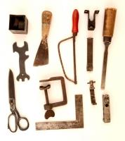 Vegyes szerszám tétel, véső, mini fűrész, mini satu, olló, fém csavarok fémdobozban... stb., változó, többnyire használt állapotban.