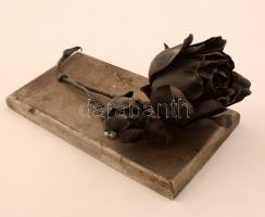 Fém rózsaág, fém talapzaton, 16x8x6 cm