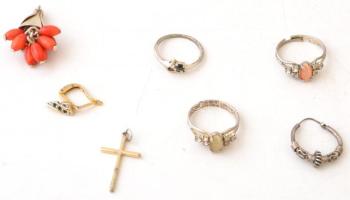 Kis bizsu tétel, 3 db csinos gyűrűvel, kereszttel, függővel