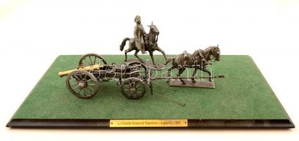 La Grande Armée de Napoléon - Austerlitz 1805, fém figurák (2 ló, ágyú, lóporláda, lovasfigura), talapzaton, hiányos, sérült.