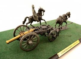 La Grande Armée de Napoléon - Austerlitz 1805, fém figurák (2 ló, ágyú, lóporláda, lovasfigura), tal...
