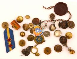 Vegyes bolha tétel: gombok, kitűzők, szuvenírek, stb., összesen kb. 25 db