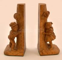 Bújócskázó, legény és a lány, faragott fa könyvtámaszok, m: 17 cm.