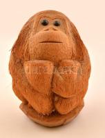Orangután, faragott kókuszdió, fa talapzaton, m: 16 cm.