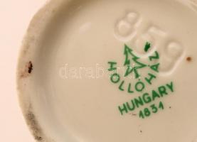 Hollóházi zenélő kisfiú, kézzel festett, jelzett, apró kopásnyomokkal, m: 14 cm