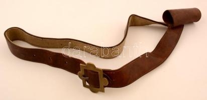 Bőr öv, fém csattal, henger alakú tokkal az oldalán, kisebb sérülésekkel, öv: h: kb. 150 cm., szélesség: 5 cm., tok: h: 15 cm., d: 5 cm.