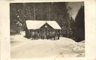 1929 Kisladna, Mala Lodina; Békefi menház a Vozárskán, síelő társaság a ház előtt / rest house, winter, skiing group photo (EK)