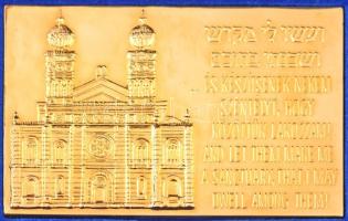 ~1989. "A Dohány utcai zsinagóga felújítására felajánlott adomány emlékére" aranyozott fém plakett, sorszámozott "0022", eredeti dísztokban, 1989. "A Dohány utcai zsinagóga" magyar és angol nyelvű könyvecskével (69x120mm) T:2
