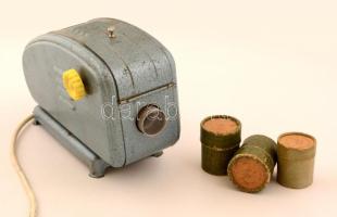 Elzett fém diavetítő, 3 db. diafilmmel (Csipkerózsika, Szeleburdi Róka Rudi, Mérges Mackó Póruljár), a diavetítő kissé viseltes, de működőképes állapotban, a Csipkerózsika c. diafilmen kisebb hiánnyal.