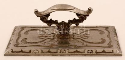Szecessziós díszítésű levélnehezék, 6x15x8 cm.