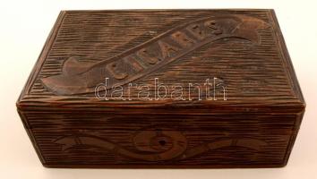 Faragott fa szivardoboz, zárral, de kulcs nélkül, jó állapotban, 26x15x9 cm.