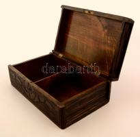 Faragott fa szivardoboz, zárral, de kulcs nélkül, jó állapotban, 26x15x9 cm