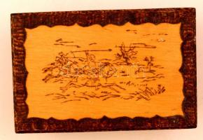 Fa dobozka, vadászó ősmagyarokat ábrázoló motívummal, jó állapotban, 17x12x5 cm