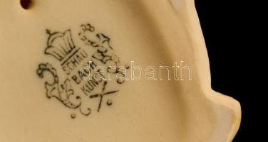 Jelzett gyermekek figurapár,  kézzel festett, alján öntési hibával, 9x7 cm