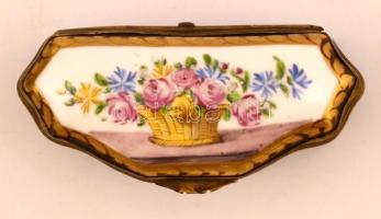 Virágmintás porcelán kis szelence, réz rátéttel, matricás, jelzett, kis kopásnyomokkal, 7×3,5×3 cm