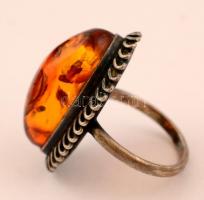 Ezüst (Ag.) gyűrű borostyán berakással, jelzett, bruttó 4,3 g, méret: 49