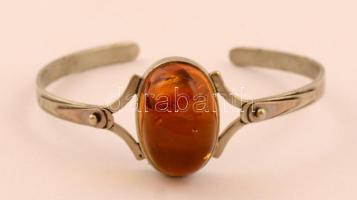 Borostyán berakásos dekoratív fém karperec, d: 5,5 cm