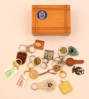 Kis kulcstartó gyűjtemény berlini fadobozban (9×12×4 cm) / key ring collection in wooden box