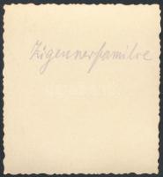 cca 1950 Cigány család, jelzetlen fotó, hátoldalon feliratozva, 6x6 cm