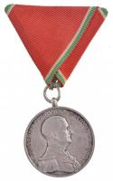 1939. "Magyar Kis Ezüst Vitézségi Érem" ezüstözött fém kitüntetés mellszalaggal, fémjel nélkül. Szign.: BERÁN L. T:2 Hungary 1939. "Small Hungarian Silver Gallantry Medal" silver plated metal decoration with ribbon, without hallmark. Sign.: BERÁN L. C:XF  NMK 436.