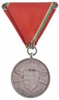 1939. "Magyar Kis Ezüst Vitézségi Érem" ezüstözött fém kitüntetés mellszalaggal, fémjel né...