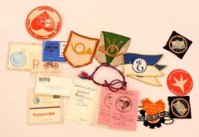 Kis sport tétel: felvarrók (9 db), versenybírói passok (8 db)