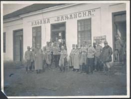 1915 Az 5. Armeekommando magyar katonái Banjani távirda állomása előtt a Szerbia elleni hadjárat idején. Hátoldalán feliratozott, sarka sérült / Feldtelegraph-Station, Hungarian soldiers during the Serbian campaign of World War I 8×10 cm