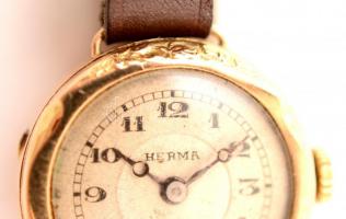 Hermé svájci 14 K arany karóra, Doxa incabloc szerkezettel, arany tokkal, sérült zsanérral. Az óra m...