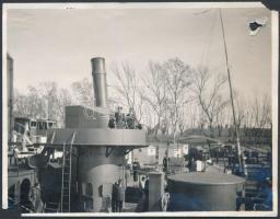 cca 1914-15 SMS Bodrog, Temes-osztályú monitorhajó valószínűleg a zimonyi kikötőben a Szerbia elleni hadjárat idején. Sérült fotó / Hungarian monitor ship in the port of Zemun (?) during the Serbian campaign of World War I, damaged condition, 8×10.5 cm