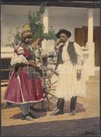 cca 1925 Kerny István (1879-1963): Palóc házaspár Nádújfalun, pecséttel jelzett vintage fotóművészeti alkotás, színezett, 22,5x16,5 cm