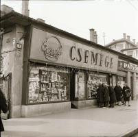 1966 Budapesti épületek, 5 db szabadon felhasználható vintage negatív, tasakon feliratozva a pontos cím, 6x6 cm