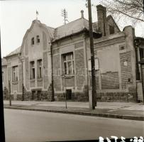 1966 Budapesti épületek, 5 db szabadon felhasználható vintage negatív, tasakon feliratozva a pontos ...