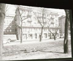 1966 Budapesti épületek, 5 db szabadon felhasználható vintage negatív, tasakon feliratozva a pontos ...