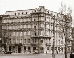 1966 Budapest, VI. kerületi épületek, 5 db szabadon felhasználható vintage negatív, tasakon felirato...