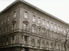 1966 Budapest, VI. kerületi épületek, 5 db szabadon felhasználható vintage negatív, tasakon felirato...